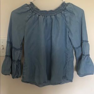 A long blue sleeve shirt
